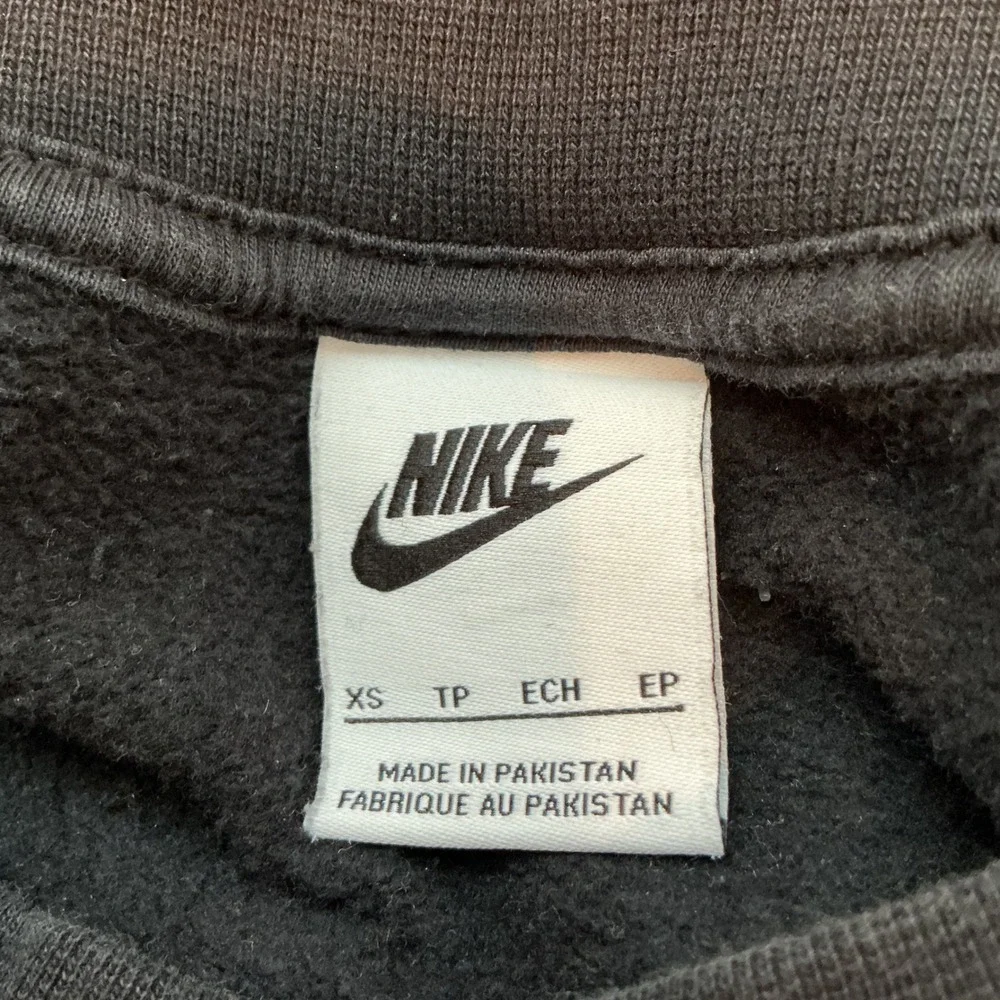 Nike Sportswear Black Cropped Crewneck Sweatshirt XS‎ Hearts Logo
